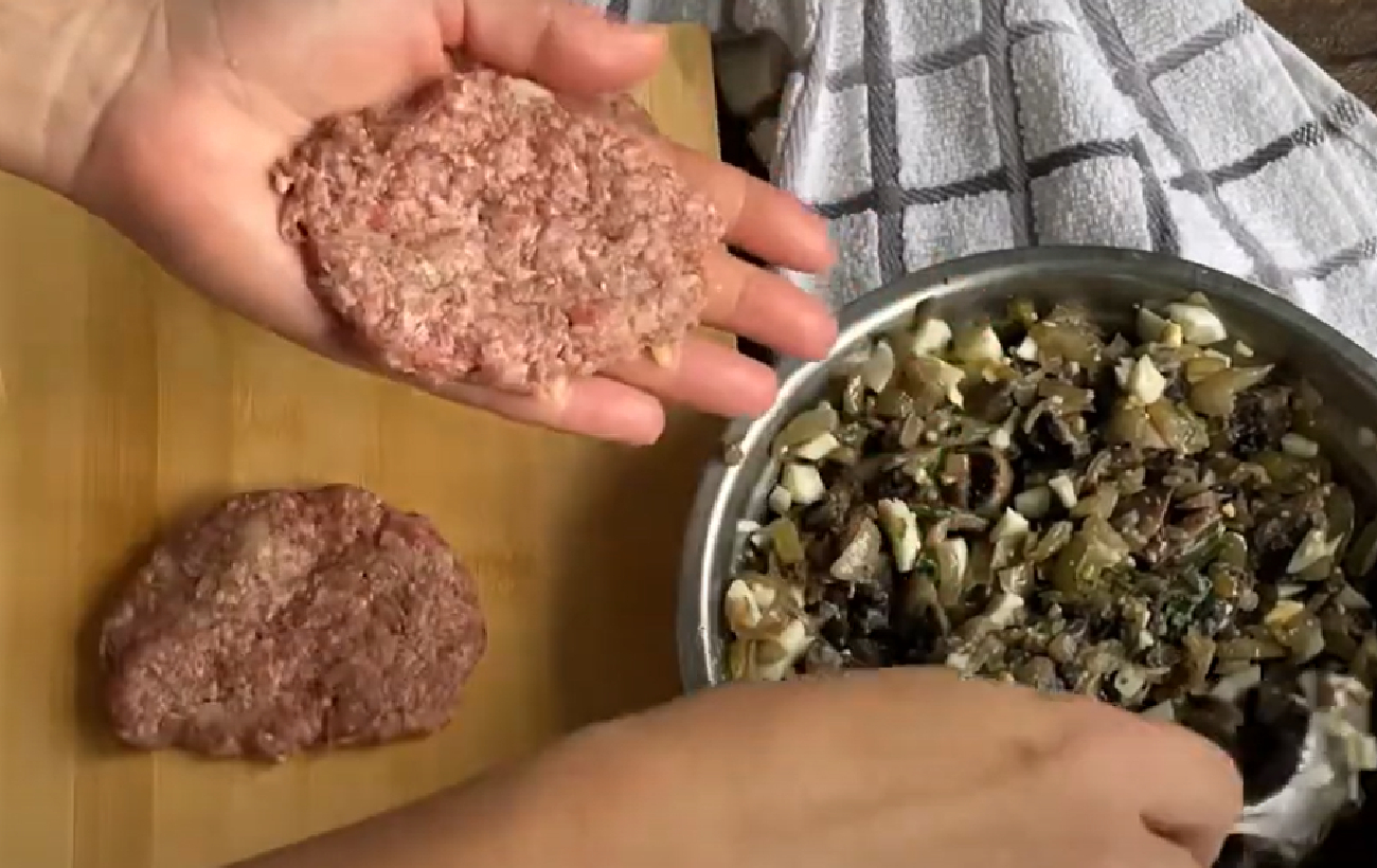 Мясные зразы с грибной начинкой: необычный рецепт сочных котлет